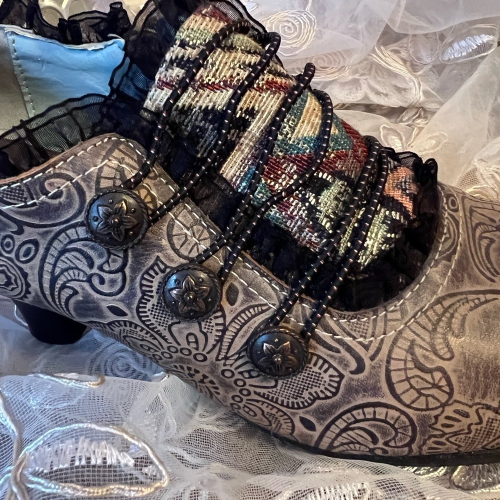 Socofy Vintage Etched Leather Heeled Oxfords - Picture 8 of 12